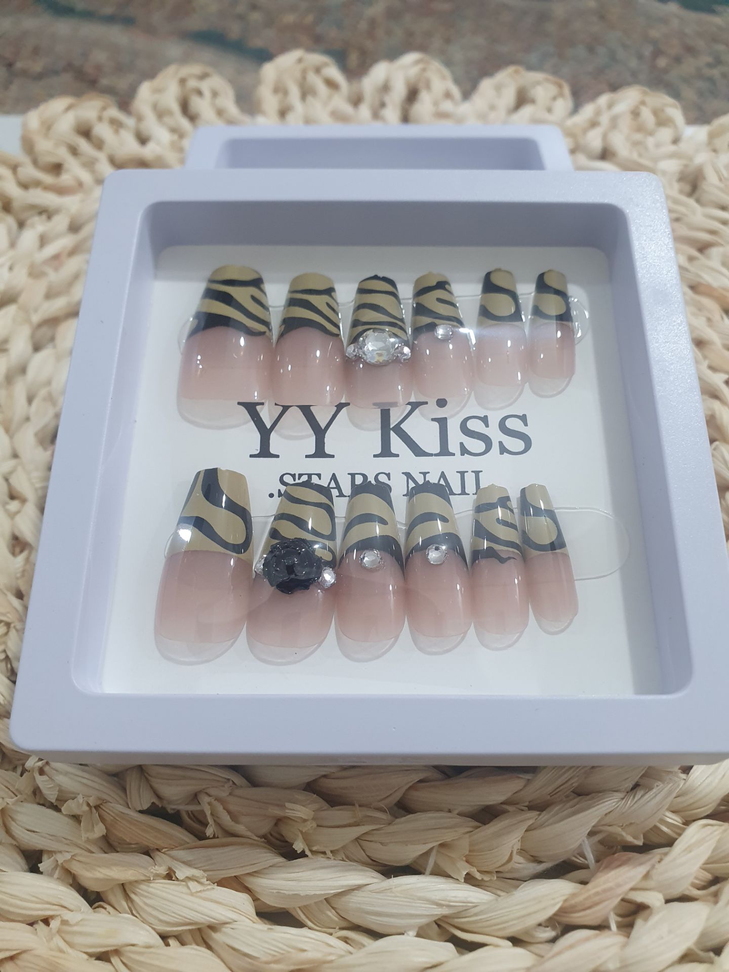 💅 پک ناخن مصنوعی طرح‌دار + همراه با چسب 💅
