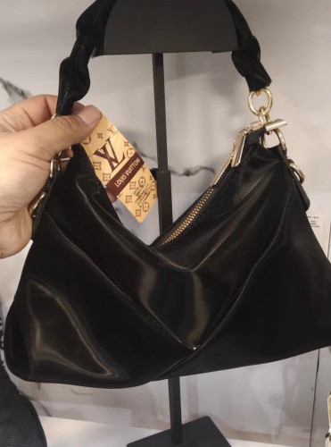 👜 برند: لویی ویتون (Louis Vuitton) – مدل هلالی لوکس 👜