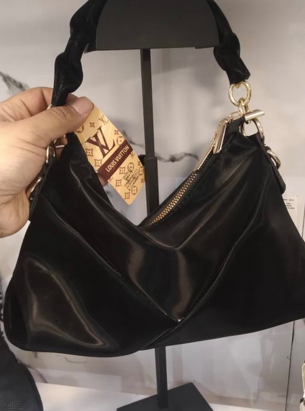 👜 برند: لویی ویتون (Louis Vuitton) – مدل هلالی لوکس 👜