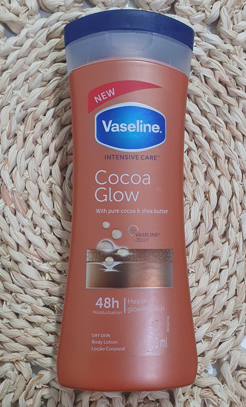 لوسیون بدن وازلین مدل Cocoa Glow حاوی کره کاکائو و شیباتر - حجم ۴۰۰ میلیلیتر - اورجینال وارداتی